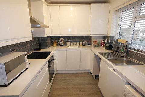 2 bedroom maisonette to rent, Clifton Road, Hornchurch, RM11