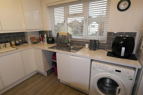 2 bedroom maisonette to rent, Clifton Road, Hornchurch, RM11