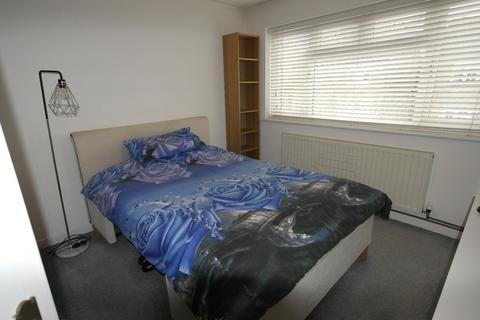 2 bedroom maisonette to rent, Clifton Road, Hornchurch, RM11