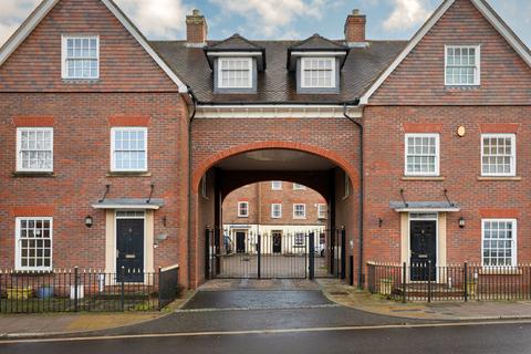 2 bedroom flat for sale, Farriers Court, London Road, RH12