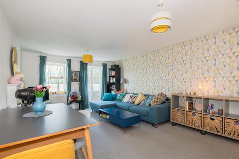 2 bedroom flat for sale, Farriers Court, London Road, RH12