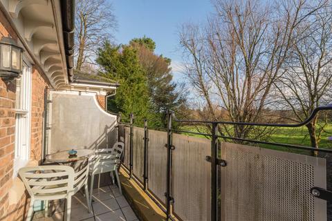 2 bedroom flat for sale, Farriers Court, London Road, RH12