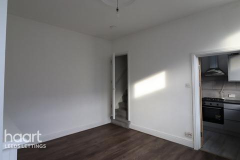 2 bedroom end of terrace house to rent, Clark Road, Leeds