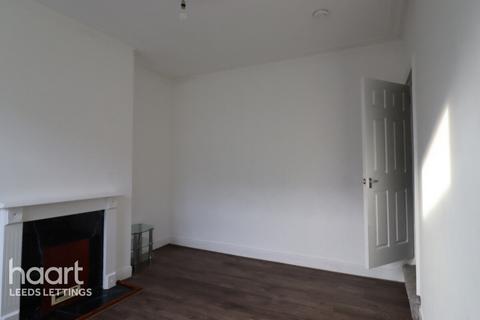2 bedroom end of terrace house to rent, Clark Road, Leeds