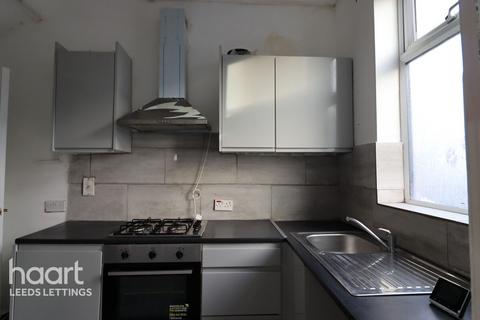2 bedroom end of terrace house to rent, Clark Road, Leeds