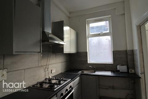 2 bedroom end of terrace house to rent, Clark Road, Leeds