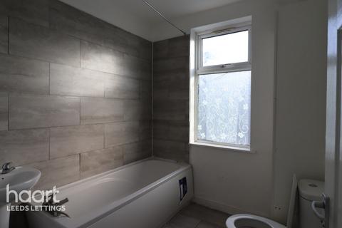 2 bedroom end of terrace house to rent, Clark Road, Leeds