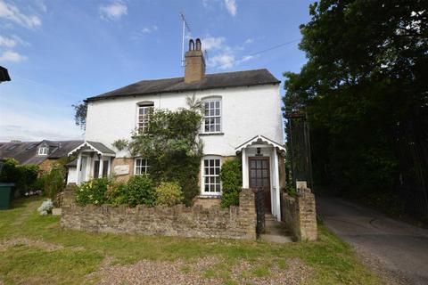 3 bedroom semi-detached house to rent, The Green, Croxley Green