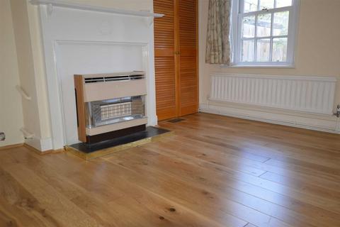 3 bedroom semi-detached house to rent, The Green, Croxley Green