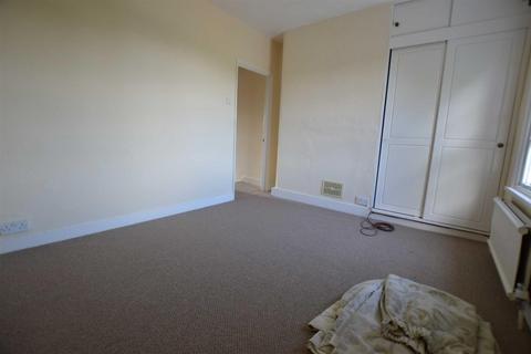 3 bedroom semi-detached house to rent, The Green, Croxley Green