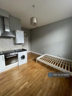 Studio to rent, Beresford Road, London, N8