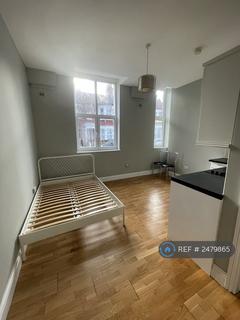 Studio to rent, Beresford Road, London, N8