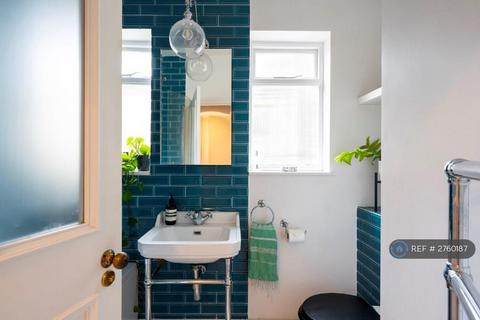 2 bedroom maisonette to rent, Amesbury Avenue, London, SW2