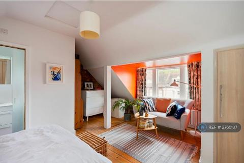 2 bedroom maisonette to rent, Amesbury Avenue, London, SW2