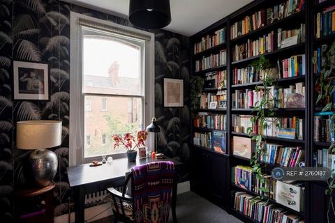 2 bedroom maisonette to rent, Amesbury Avenue, London, SW2