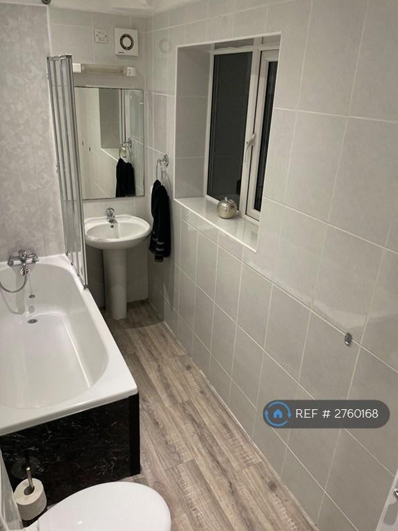 Shared Bathroom / Shower