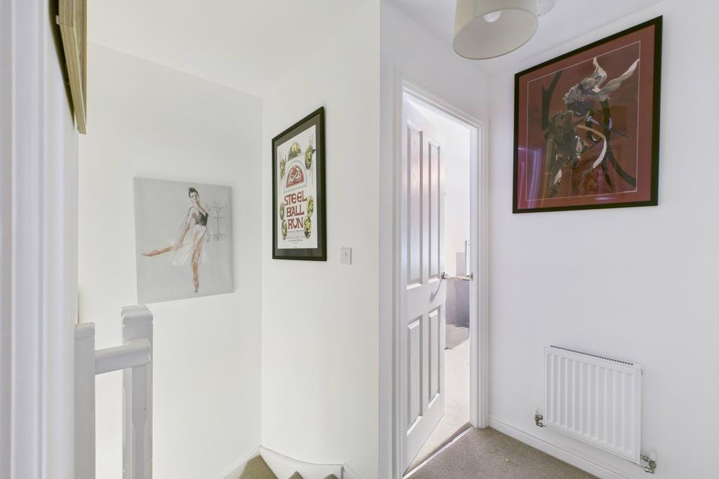 Neutrally decorated landing