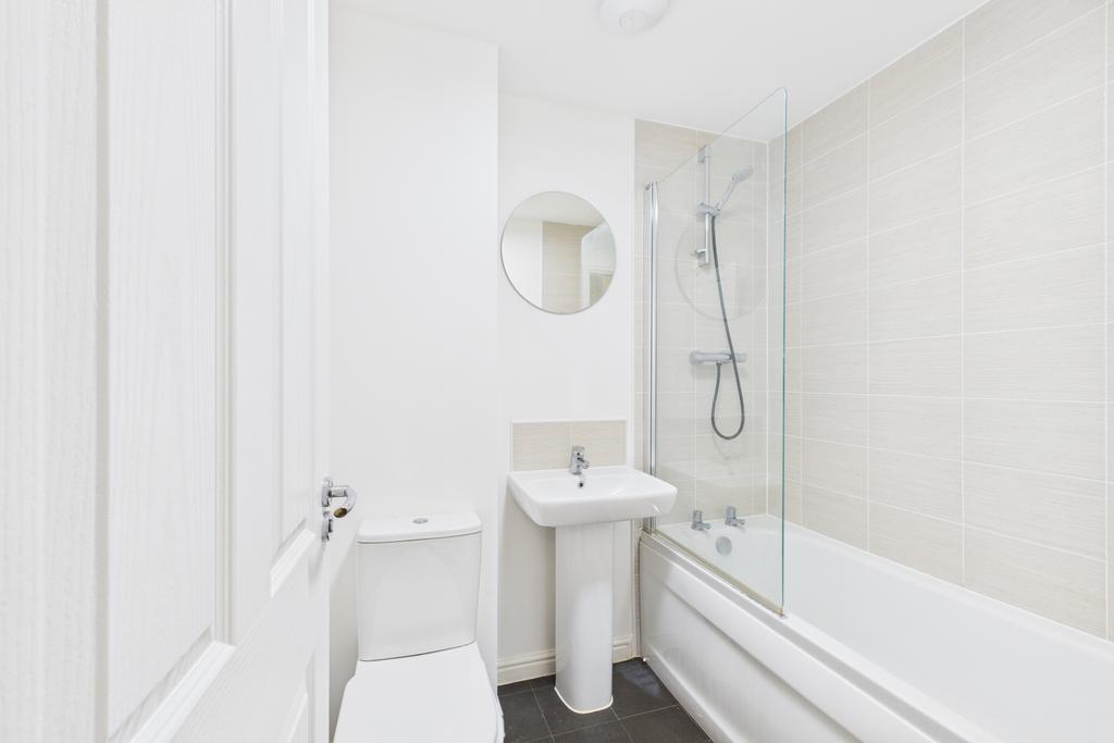 Modern and neutrally decorated bathroom