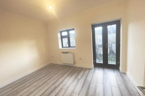 3 bedroom flat to rent, The Mews, Turnpike Lane