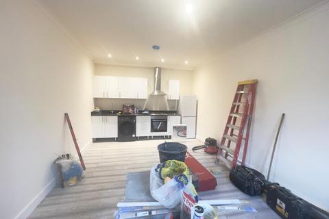 3 bedroom flat to rent, The Mews, Turnpike Lane
