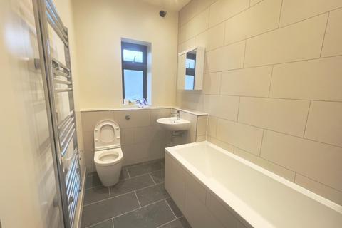 3 bedroom flat to rent, The Mews, Turnpike Lane