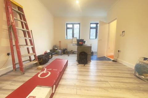 3 bedroom flat to rent, The Mews, Turnpike Lane