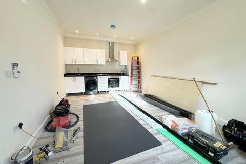 3 bedroom flat to rent, The Mews, Turnpike Lane