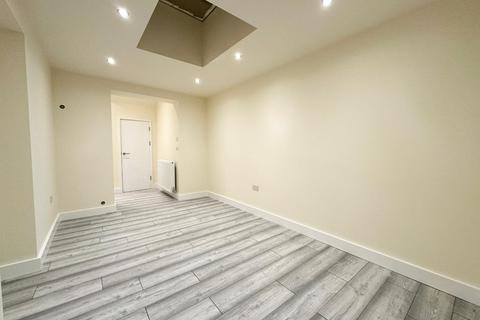 3 bedroom flat to rent, The Mews, Turnpike Lane