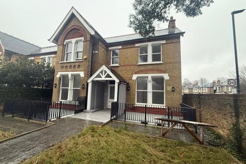 2 bedroom ground floor flat to rent, Castlebar Road, London W5