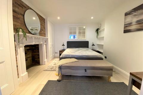 1 bedroom ground floor flat to rent, King Street, Chiswick, London