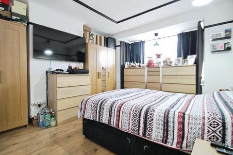 3 bedroom semi-detached house to rent, Dorchester Road, Northolt