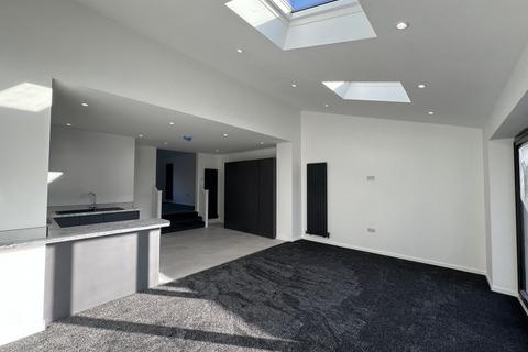 3 bedroom semi-detached house to rent, Manchester Road, Manchester