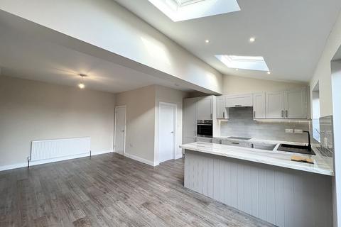 3 bedroom semi-detached house to rent, Rivington Avenue, Manchester