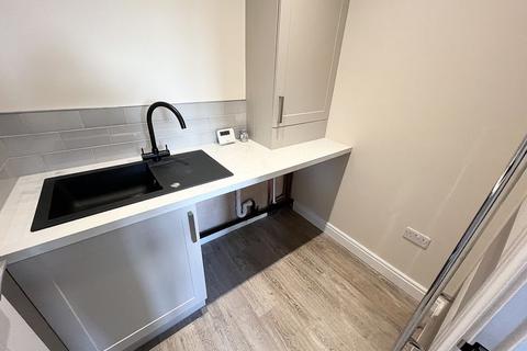 3 bedroom semi-detached house to rent, Rivington Avenue, Manchester