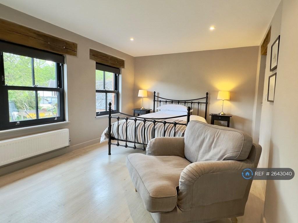 Studio At The Back Overlooks Large Parking Area