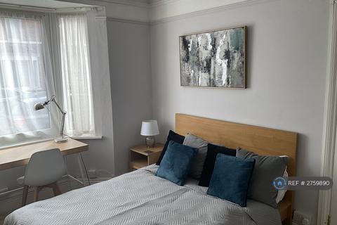 1 bedroom in a house share to rent, Dean Street, Swindon, SN1