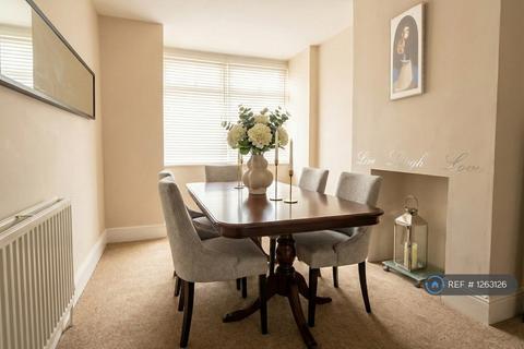 3 bedroom terraced house to rent, Shaftesbury Road, Reading, RG30