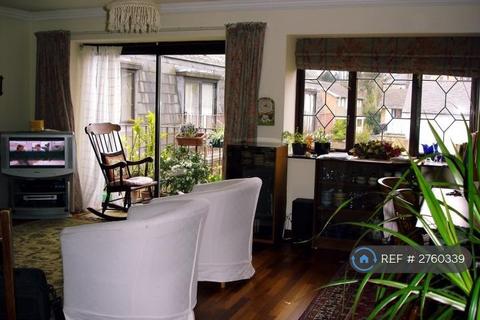 2 bedroom flat to rent, Bycullah Road, Enfield, EN2
