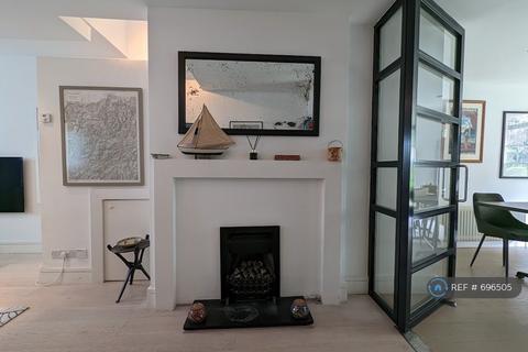 2 bedroom end of terrace house to rent, Burns Road, London, SW11