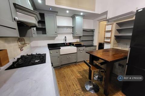 2 bedroom maisonette to rent, Manor Mount, London, SE23