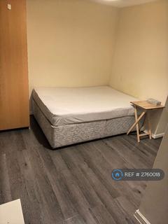 1 bedroom in a house share to rent, Aspull Walk, Manchester, M13
