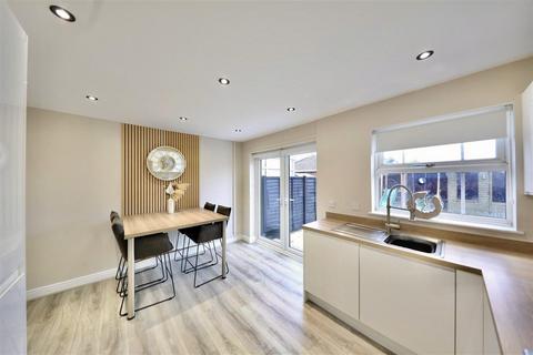 3 bedroom semi-detached house for sale, Sittingbourne Close, Hull