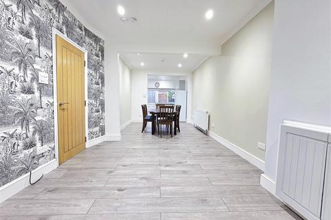 3 bedroom semi-detached house to rent, Hill Rise, Greenford