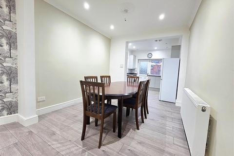 3 bedroom semi-detached house to rent, Hill Rise, Greenford