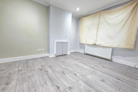 3 bedroom semi-detached house to rent, Hill Rise, Greenford