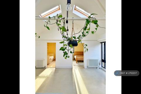 2 bedroom bungalow to rent, Brixton Water Lane, London, SW2