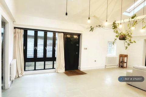 2 bedroom bungalow to rent, Brixton Water Lane, London, SW2