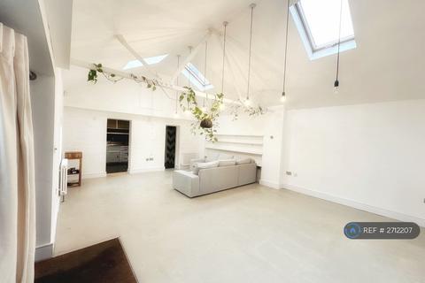 2 bedroom bungalow to rent, Brixton Water Lane, London, SW2