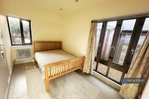 2 bedroom bungalow to rent, Brixton Water Lane, London, SW2