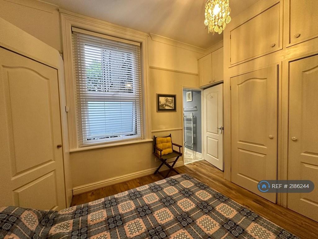 Bedroom w Fitted Wardrobe